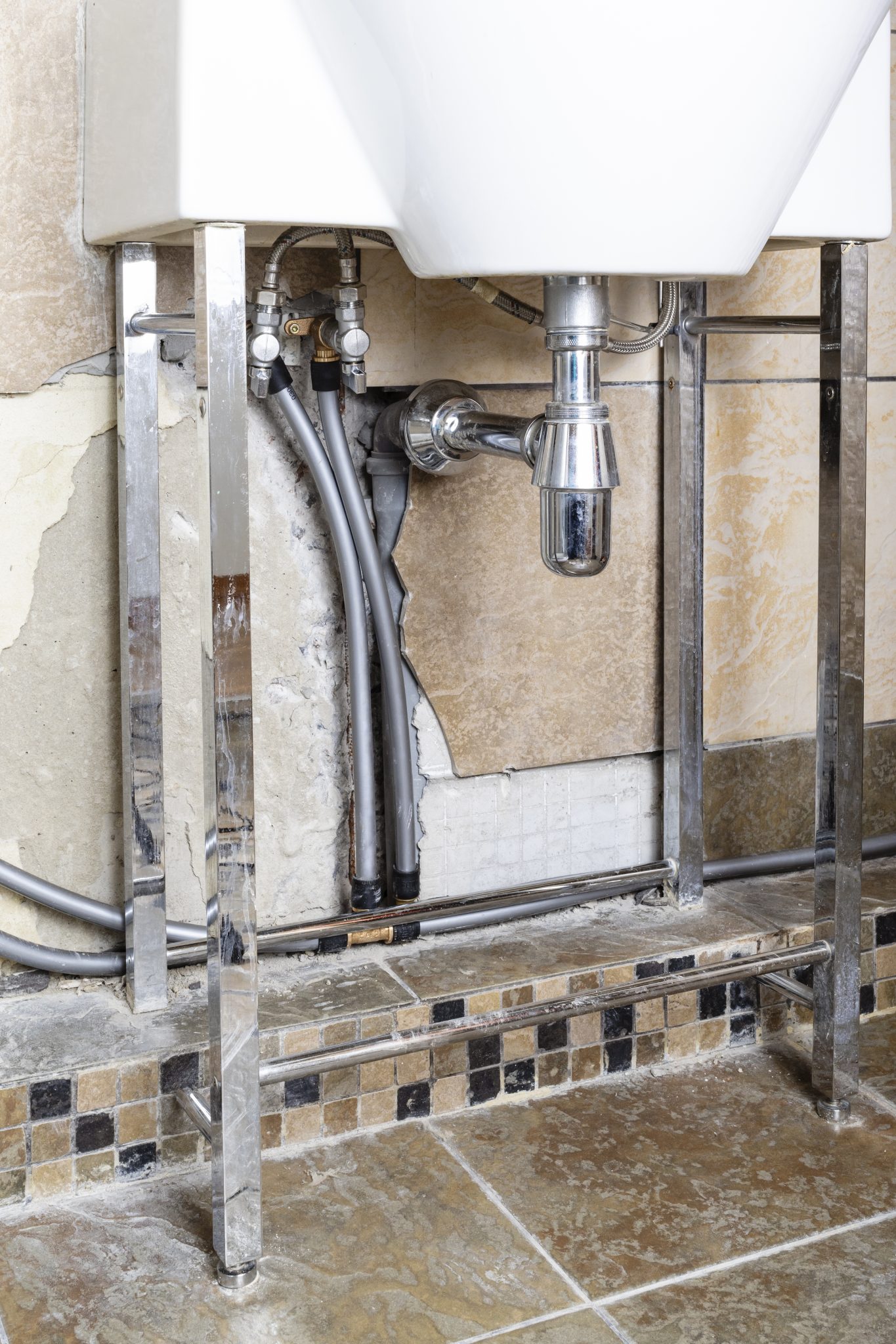 temporary distribution of water pipes to sink